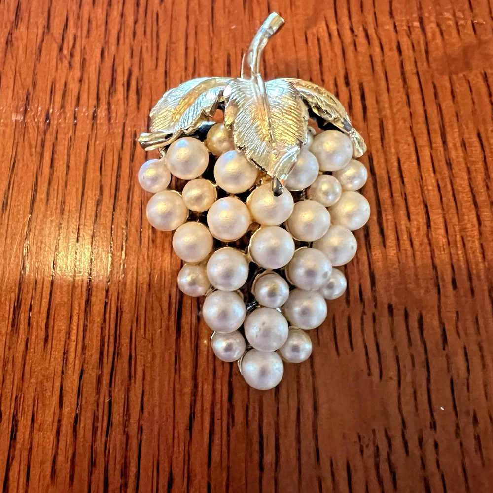 Vtg Crown Trifari Glass Pearl Grapes Cluster Silvertone Rhodium Plate Brooch Pin